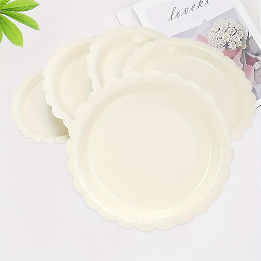 Elfenbeinfarbene Pappteller mit Muschelrand