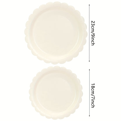 Elfenbeinfarbene Pappteller mit Muschelrand