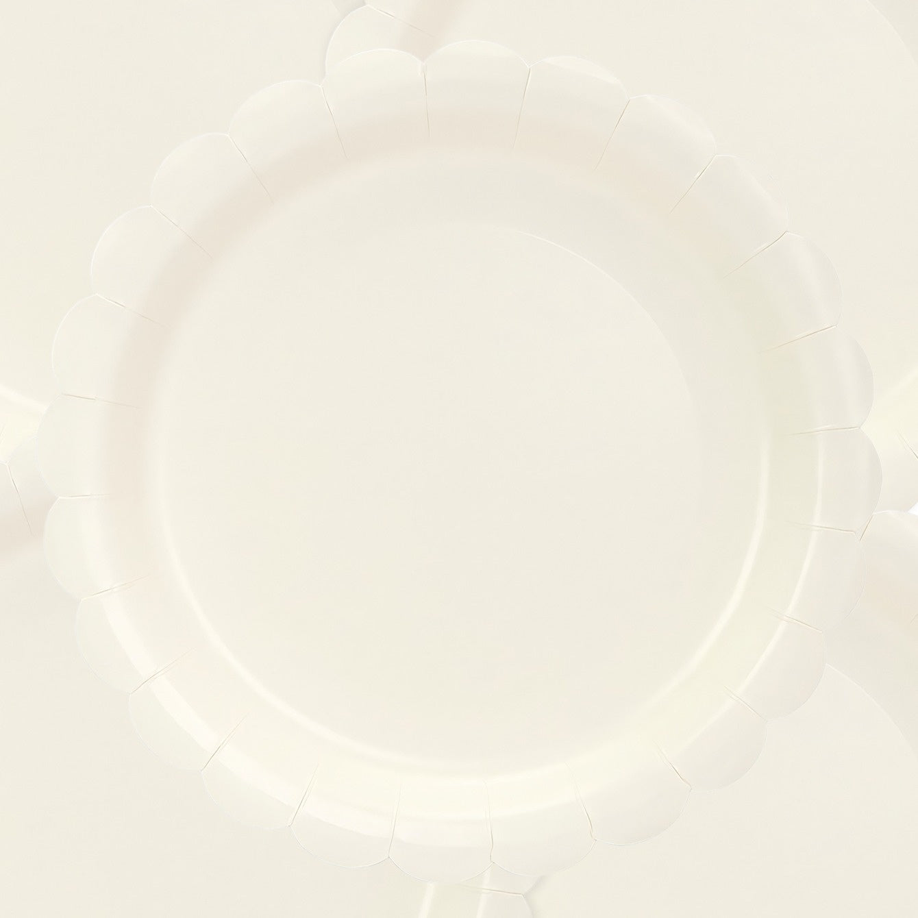 Elfenbeinfarbene Pappteller mit Muschelrand