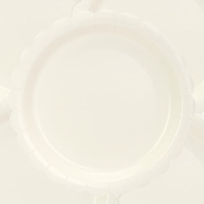 Elfenbeinfarbene Pappteller mit Muschelrand