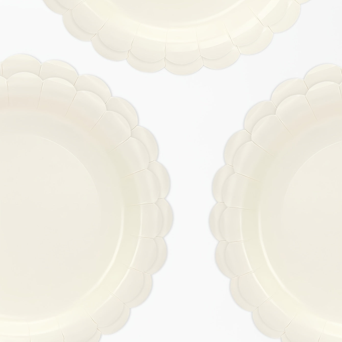 Elfenbeinfarbene Pappteller mit Muschelrand