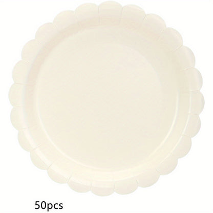 Elfenbeinfarbene Pappteller mit Muschelrand