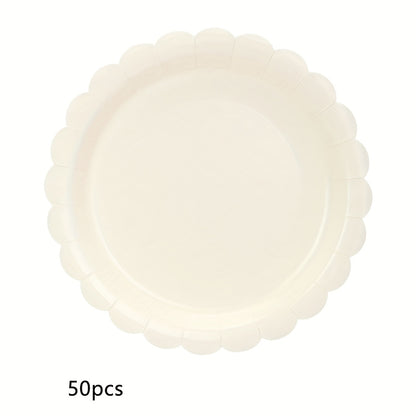 Elfenbeinfarbene Pappteller mit Muschelrand