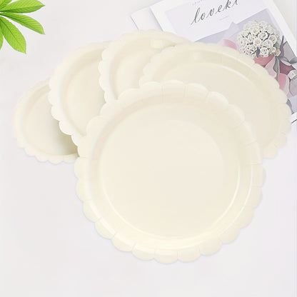 Elfenbeinfarbene Pappteller mit Muschelrand