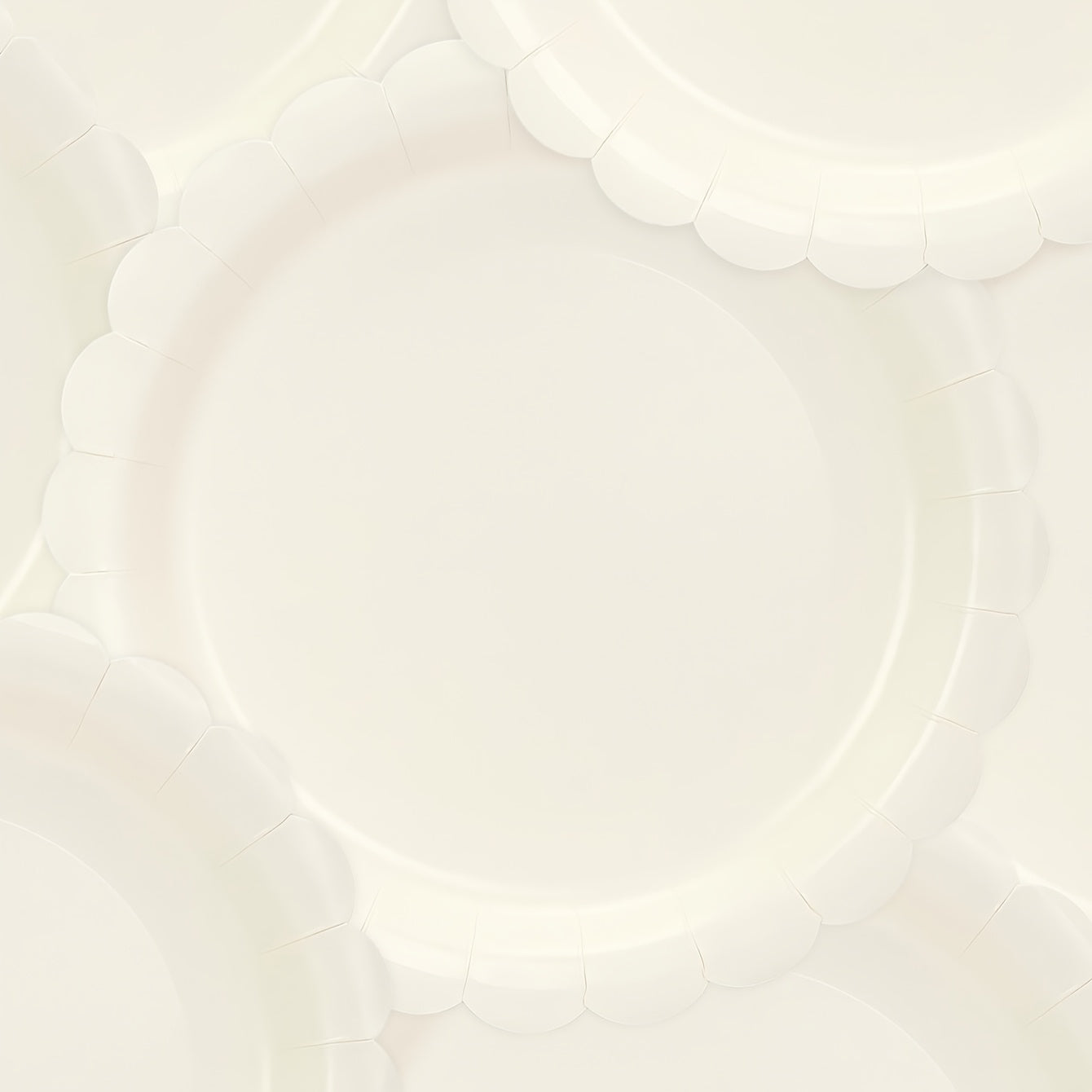 Elfenbeinfarbene Pappteller mit Muschelrand