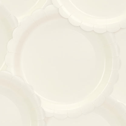 Elfenbeinfarbene Pappteller mit Muschelrand